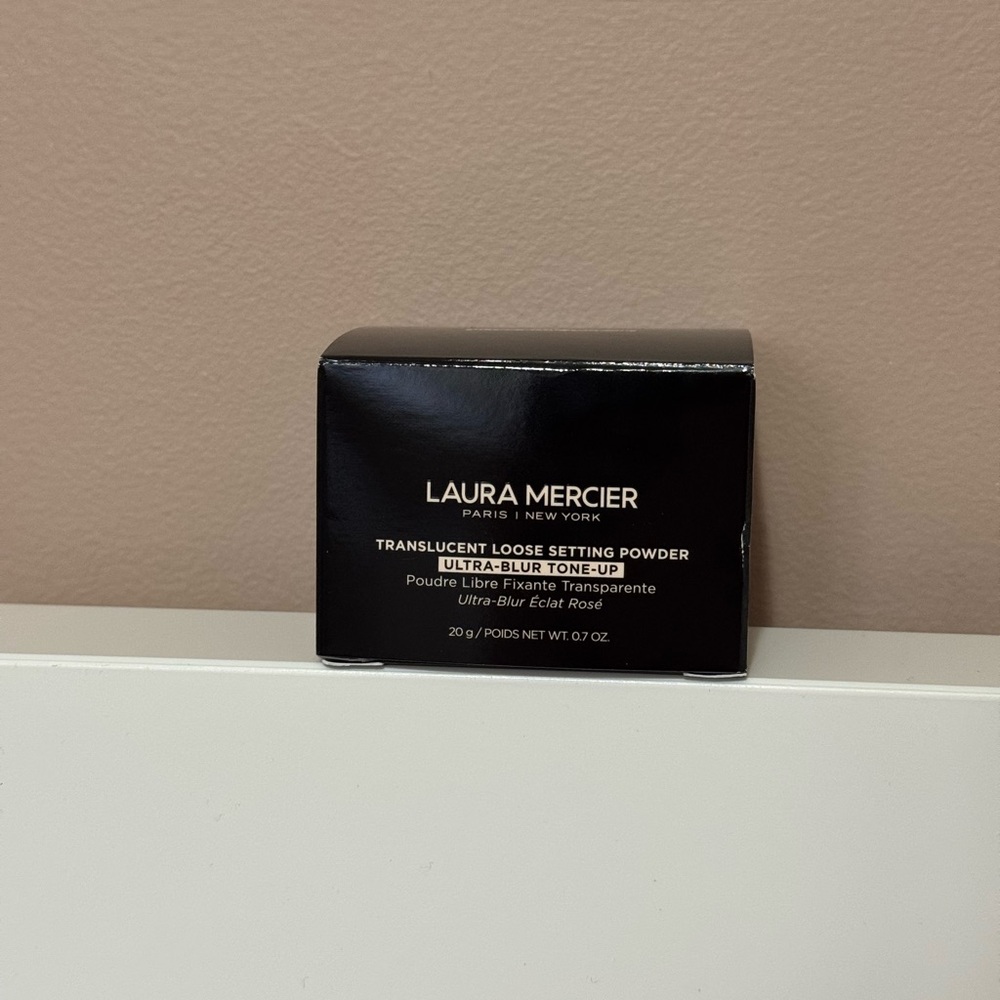 laura mercier Translucent Loose Setting Powder - Black Box with Rose Labeling
